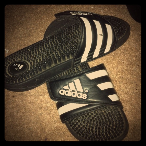 Adidas's slip ons 🎀