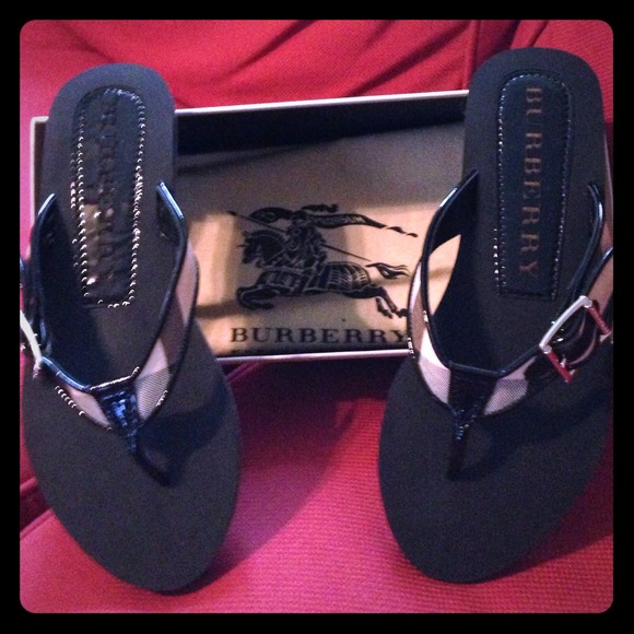 Burberry slides with iconic check and buckle trim!