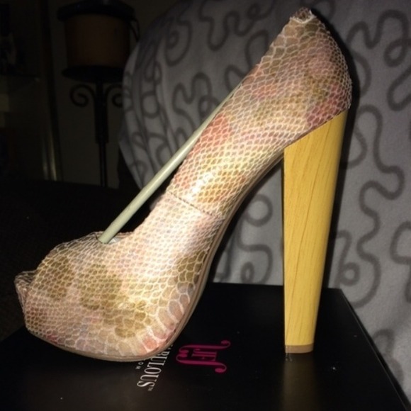 Tan Snakeskin Heels - Picture 3 of 4
