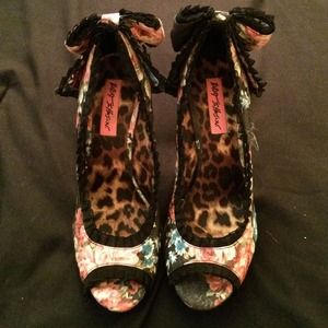 Betsey Johnson flower heals size 7. Worn 3 times
