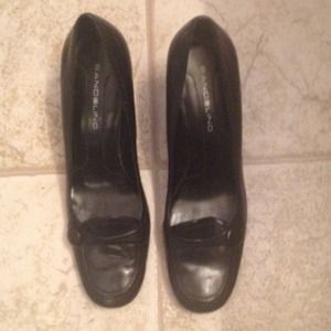 Black wedged shoe