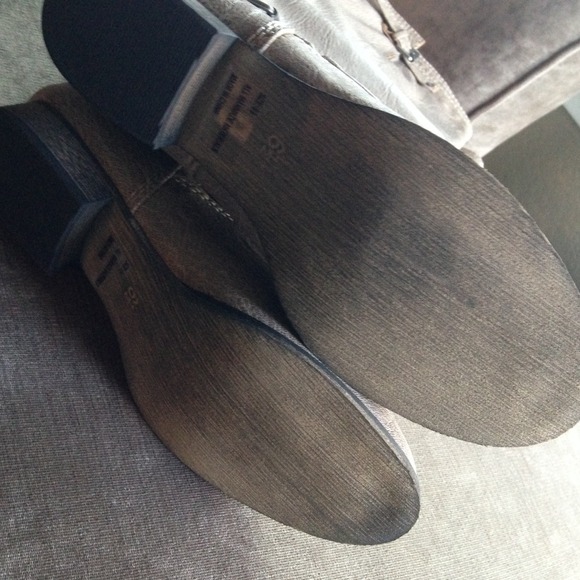 ❗️FEW LEFT❗️✨VEGAN Taupe Red Zipper Riding Boots - Picture 5 of 5