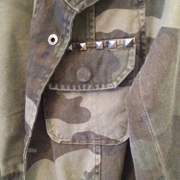 ❌Sold❌ Urban outfitters camo jacket S - Picture 2 of 4