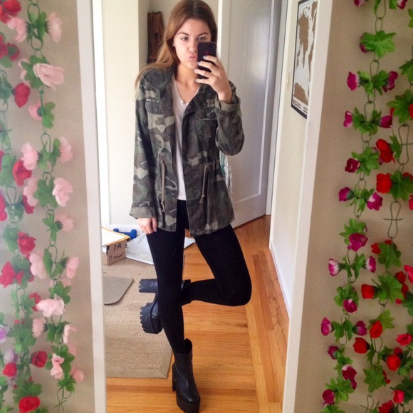 ❌Sold❌ Urban outfitters camo jacket S - Picture 4 of 4
