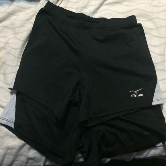 Black and white Mizuno spandex