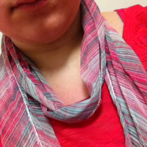 Adorable horizontal striped scarf