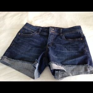 Daisy Feuntes denim shorts!