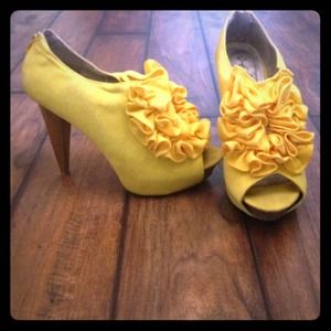 Cute  yellow summer heels!