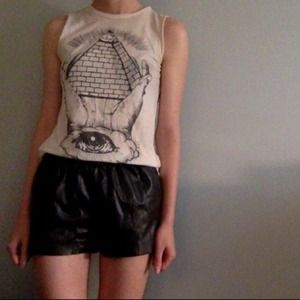UO GRAPHIC TEE