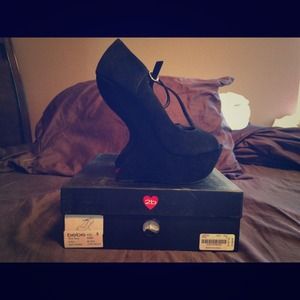 ORIGINAL BEBE PUMPS :)