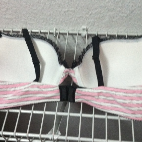 Sold in bundle!!!Victoria's Secret bra - Picture 2 of 3