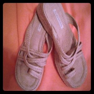 Beige.single toe sandal