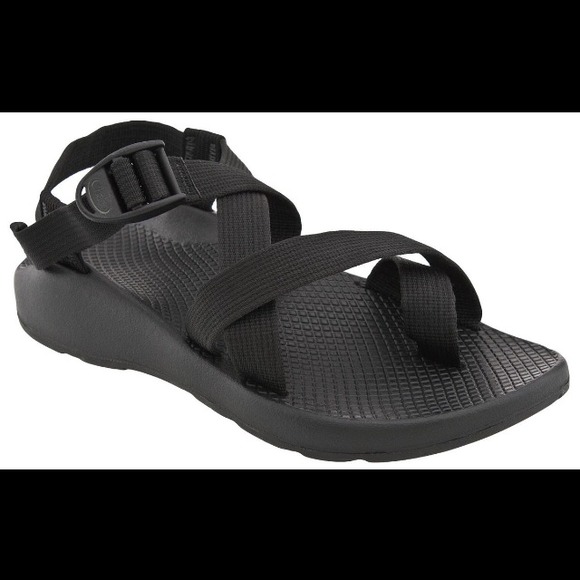 ISO black Chaco's