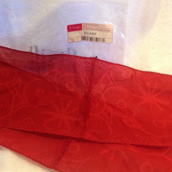 Thirty-One Red Scarf NIP - retired print