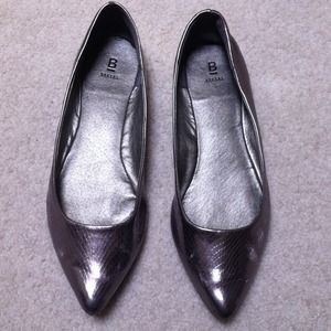 Bakers Pointed Toe Silver Snake Flats size 7