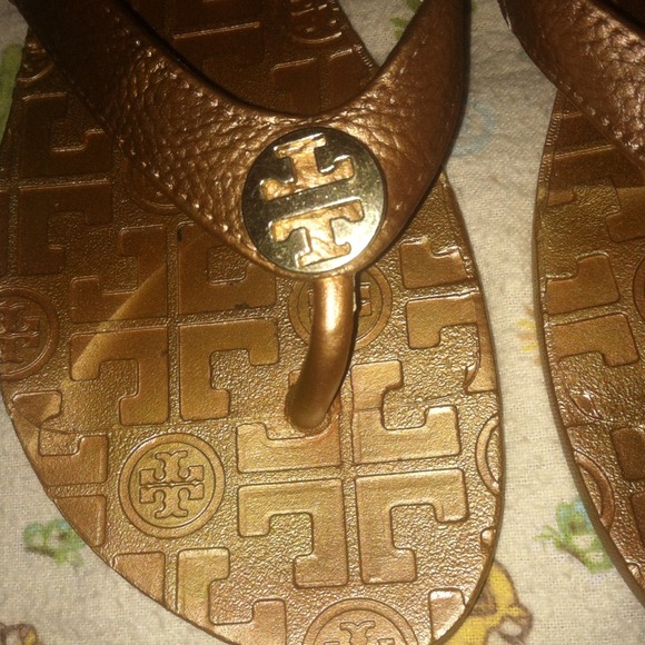 💢SOLD💢 GOLD Flip Flops Sz 7