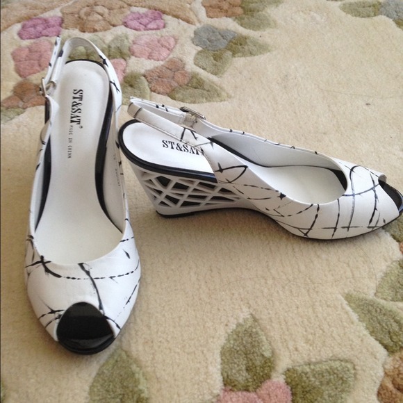 🚫SOLD🚫Elegant navy white print peep toe wedges