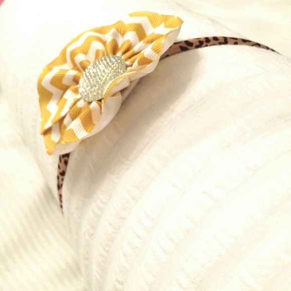 YAYA flower headband (handmade) - Picture 3 of 3