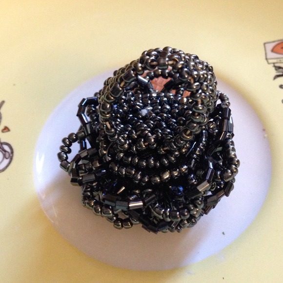 Reduced !!beaded stretchable ring  grey w/ black - Picture 4 of 4