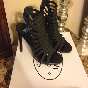 Steve Madden stretche black multi heel