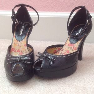 Black reptile skin heels w/ bow