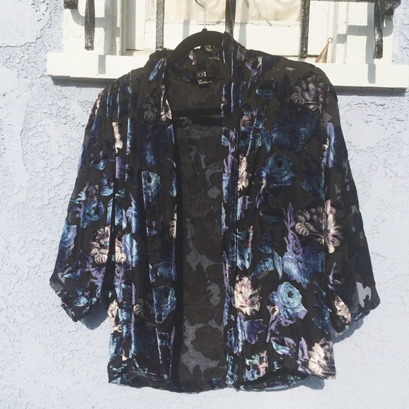 Flowy sweater thing💙