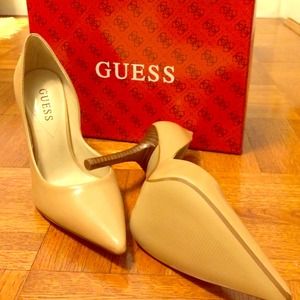NEW GUESS Carrie Pump