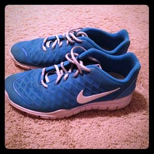 Nike free tennis shoes