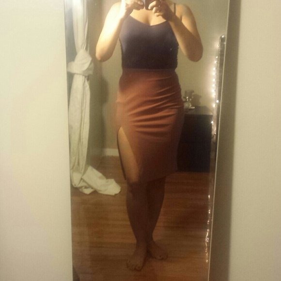 Knee length skirt with slit