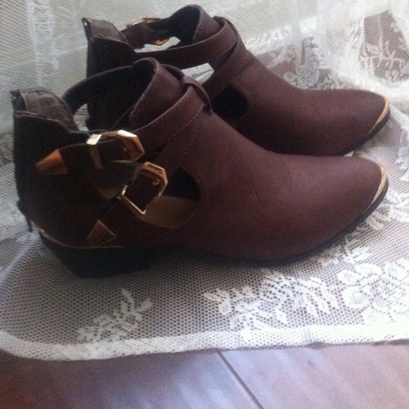 Shoes - Brown /Gold tipped booties‼️