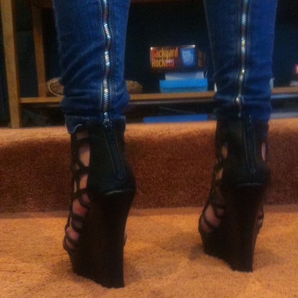 High Heels - Picture 3 of 3