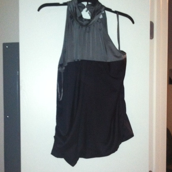 Color blocked sleeveless turtle neck