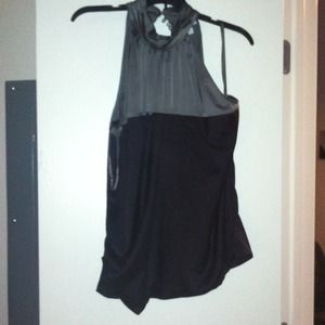 Color blocked sleeveless turtle neck