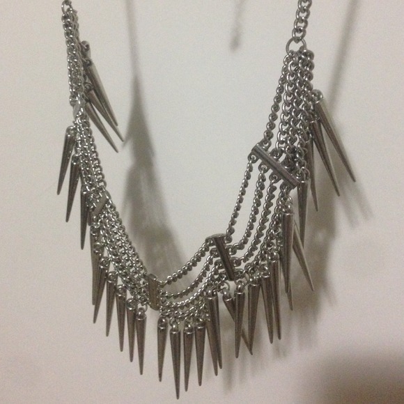 Spiked necklace