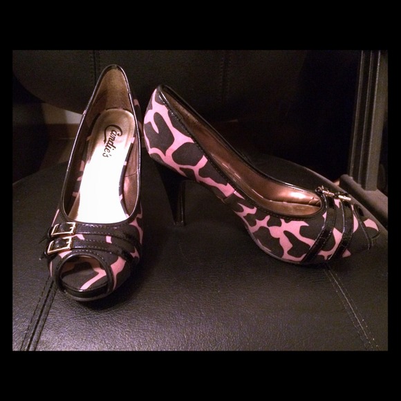 Size 6 Candies. Never worn. Excellent condition!