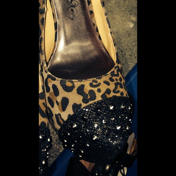 Brand new woman's leapord heel