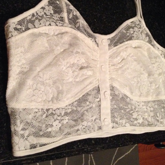NWOT Adorable White Floral Lace Crop Top! - Picture 2 of 4