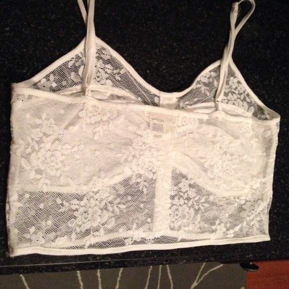 NWOT Adorable White Floral Lace Crop Top! - Picture 3 of 4