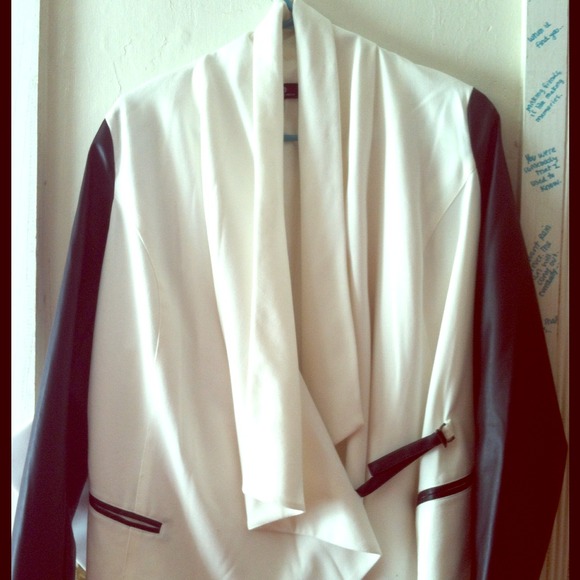 Chic white jacket with black leather sleeves