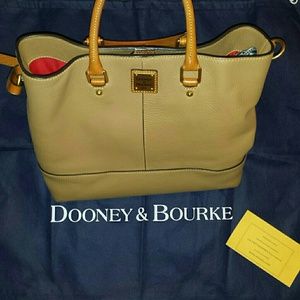 Beautiful Dooney & Bourke Chelsea shopper bag.