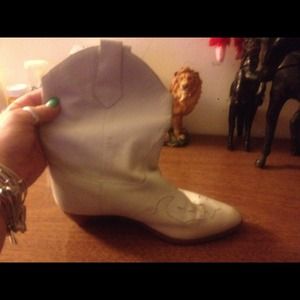 White leather cowboy boots size 8