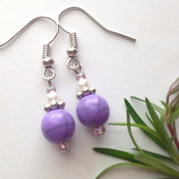 🔷 Small purple, white, and silver earrings - Picture 2 of 4