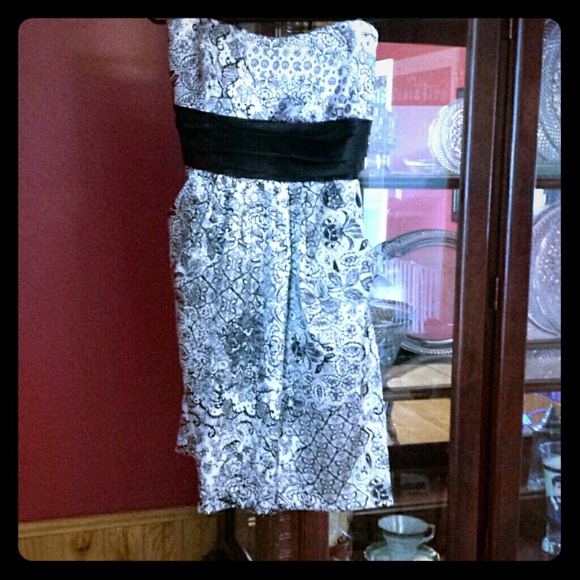Adorable silver/white and black strapless dress.
