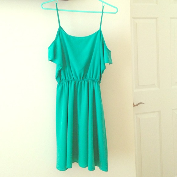 🚫TRADED🚫ASOS green dress with cold shoulder US 2