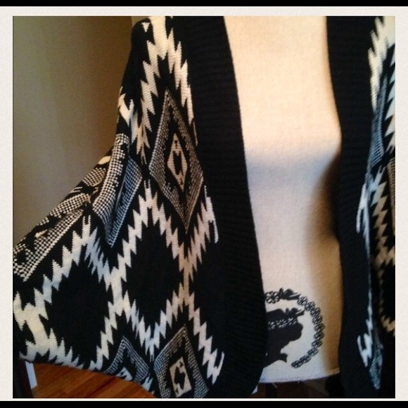 Aztec cardigan batwing shawl - Picture 2 of 2