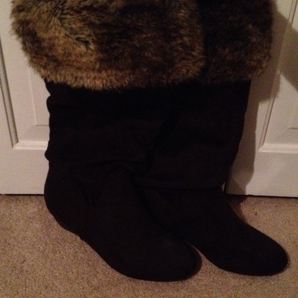 NWT Brown boots with fur trim