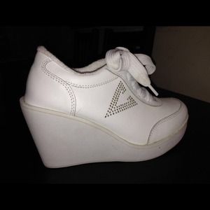 Volatile "cash" platform sneaker