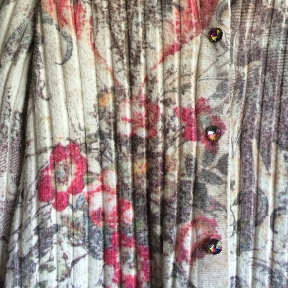 Floral buttoned sweater - Picture 2 of 4