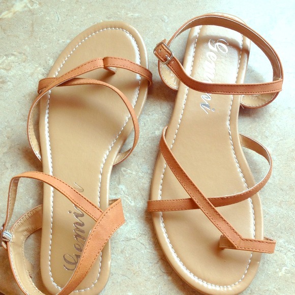 Sandals, flats