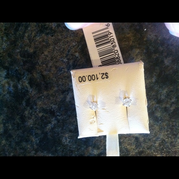 1/2 CTTW diamond earrings 14k gold - Picture 2 of 3